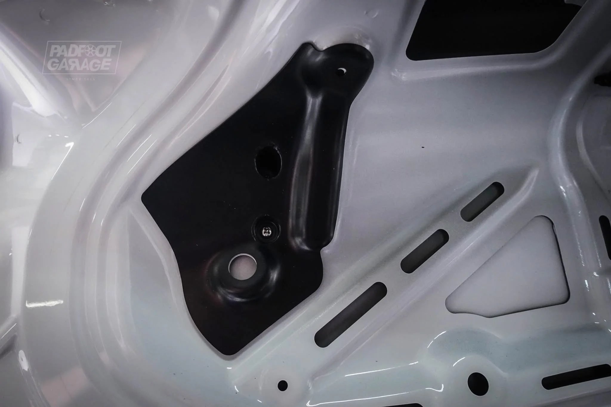 Genuine BMW F87 F22 Rear Wing Adaptor Kit - Image 3